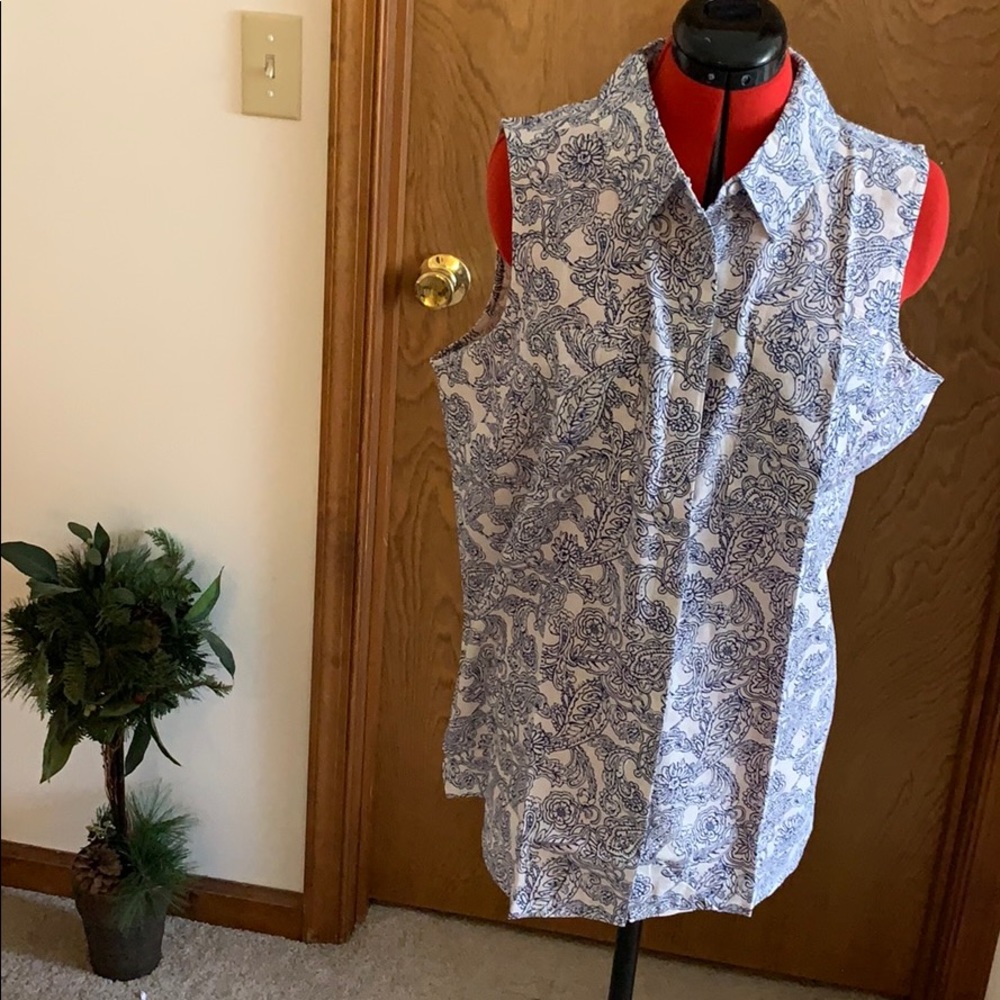 Women’s sleeveless button down shirt